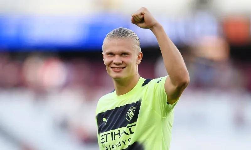 开云·体育官网-集结日西汉姆调整名单以备社区盾，回应争议环节打磨，信心回归，更衣室氛围转暖的简单介绍